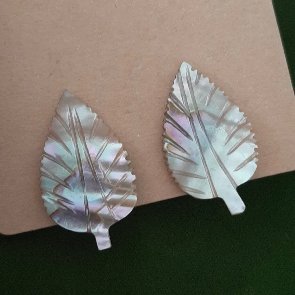Vtg Abalone Shell Leaf Screw Back Earrings Mid Century Costume Jewelry - Picture 1 of 6